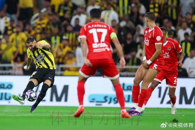 王的惩罚!本泽马刷爆历史 霸气!巴萨球员也夸他